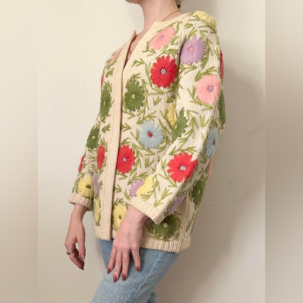 Vintage 1950s Hand Loomed Colorful Flower Cardigan Sweater - Picture 3 of 6